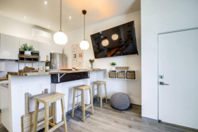 Luxury Barndo 2AN Europe Style Farm Stay Chickens